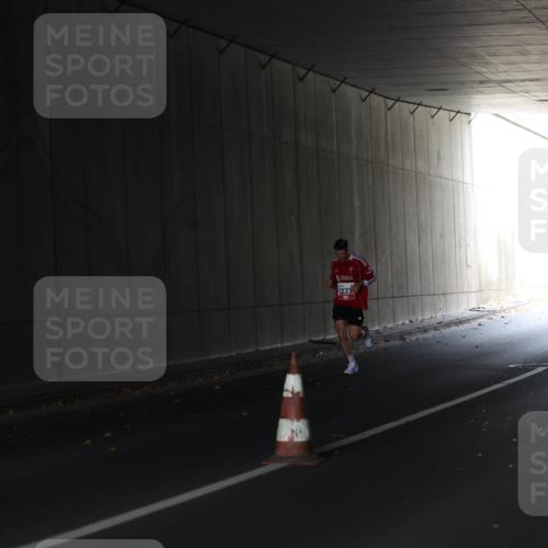 05.10.2025 - 20. swb-Marathon Bremen Michael Strokosch http://msf.ph/oto/9211617 05.10.2025 11:55:59 Laufen 1233 meine-sportfotos.de