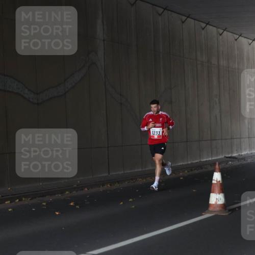 05.10.2025 - 20. swb-Marathon Bremen Michael Strokosch http://msf.ph/oto/9211620 05.10.2025 11:56:00 Laufen 1233 meine-sportfotos.de