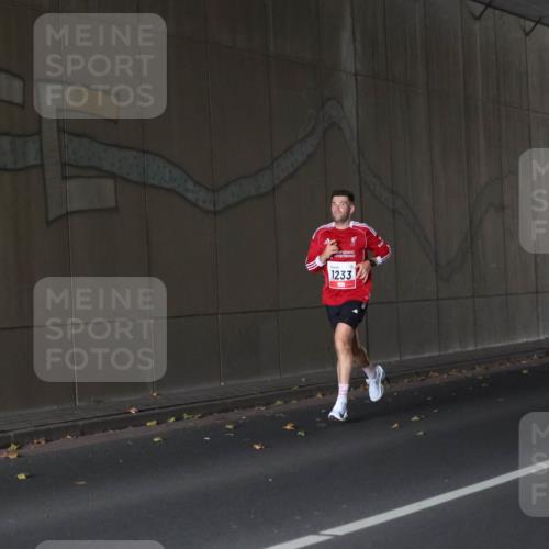05.10.2025 - 20. swb-Marathon Bremen Michael Strokosch http://msf.ph/oto/9211622 05.10.2025 11:56:01 Laufen 1233 meine-sportfotos.de