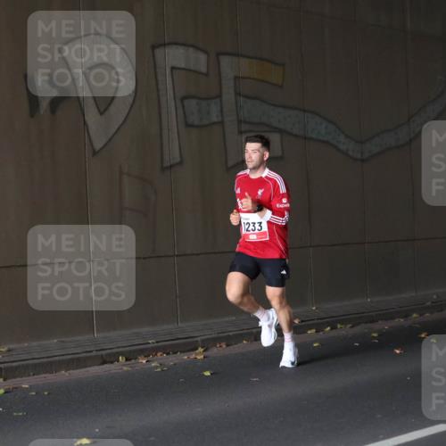 05.10.2025 - 20. swb-Marathon Bremen Michael Strokosch http://msf.ph/oto/9211625 05.10.2025 11:56:02 Laufen 1233 meine-sportfotos.de