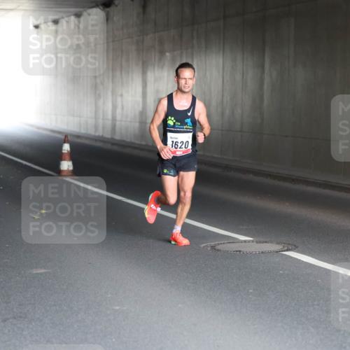 05.10.2025 - 20. swb-Marathon Bremen Michael Strokosch http://msf.ph/oto/9211747 05.10.2025 12:00:35 Laufen 1620 meine-sportfotos.de