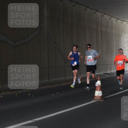 05.10.2025 - 20. swb-Marathon Bremen Michael Strokosch http://msf.ph/oto/9211764 05.10.2025 12:01:23 Laufen 717, 1771 meine-sportfotos.de