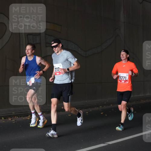 05.10.2025 - 20. swb-Marathon Bremen Michael Strokosch http://msf.ph/oto/9211771 05.10.2025 12:01:25 Laufen 717, 1771 meine-sportfotos.de