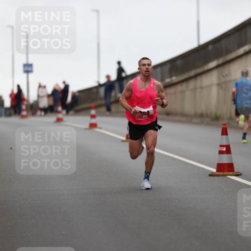 05.10.2025 - 20. swb-Marathon Bremen Michael Strokosch http://msf.ph/oto/9211852 05.10.2025 12:04:21 Laufen  meine-sportfotos.de