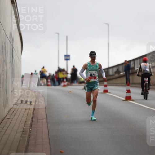 05.10.2025 - 20. swb-Marathon Bremen Michael Strokosch http://msf.ph/oto/9212022 05.10.2025 12:10:04 Laufen 1122 meine-sportfotos.de