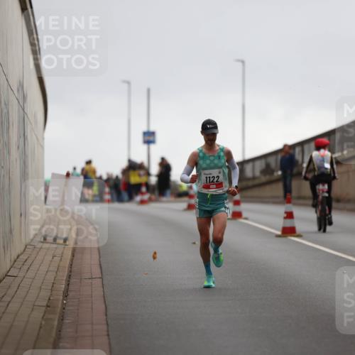 05.10.2025 - 20. swb-Marathon Bremen Michael Strokosch http://msf.ph/oto/9212023 05.10.2025 12:10:04 Laufen 1122 meine-sportfotos.de