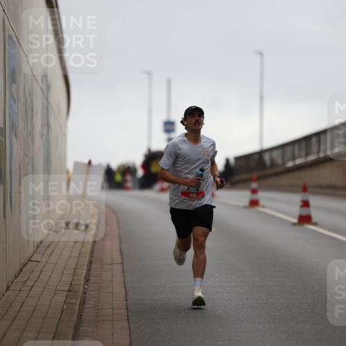 05.10.2025 - 20. swb-Marathon Bremen Michael Strokosch http://msf.ph/oto/9212035 05.10.2025 12:10:35 Laufen  meine-sportfotos.de