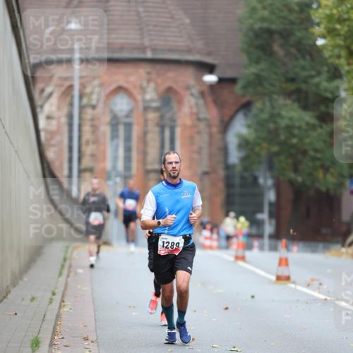 05.10.2025 - 20. swb-Marathon Bremen Michael Strokosch http://msf.ph/oto/9212058 05.10.2025 12:13:20 Laufen 1289 meine-sportfotos.de