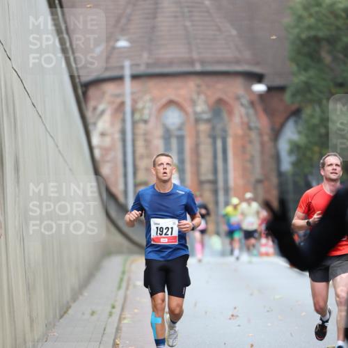 05.10.2025 - 20. swb-Marathon Bremen Michael Strokosch http://msf.ph/oto/9212077 05.10.2025 12:13:33 Laufen 1921 meine-sportfotos.de