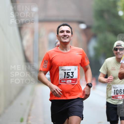 05.10.2025 - 20. swb-Marathon Bremen Michael Strokosch http://msf.ph/oto/9212116 05.10.2025 12:13:49 Laufen 00042, 153, 1068, 559, 00924 meine-sportfotos.de