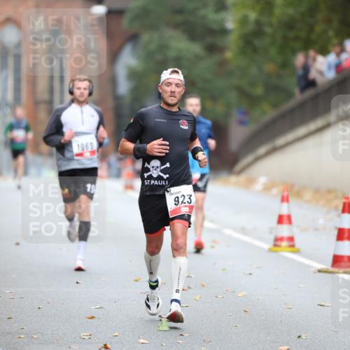 05.10.2025 - 20. swb-Marathon Bremen Michael Strokosch http://msf.ph/oto/9212165 05.10.2025 12:14:03 Laufen 1969, 923 meine-sportfotos.de