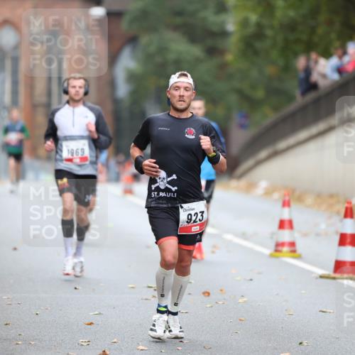 05.10.2025 - 20. swb-Marathon Bremen Michael Strokosch http://msf.ph/oto/9212166 05.10.2025 12:14:03 Laufen 1969, 923 meine-sportfotos.de