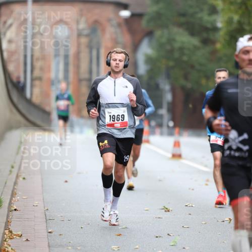 05.10.2025 - 20. swb-Marathon Bremen Michael Strokosch http://msf.ph/oto/9212169 05.10.2025 12:14:05 Laufen 1969, 19, 344, 923 meine-sportfotos.de