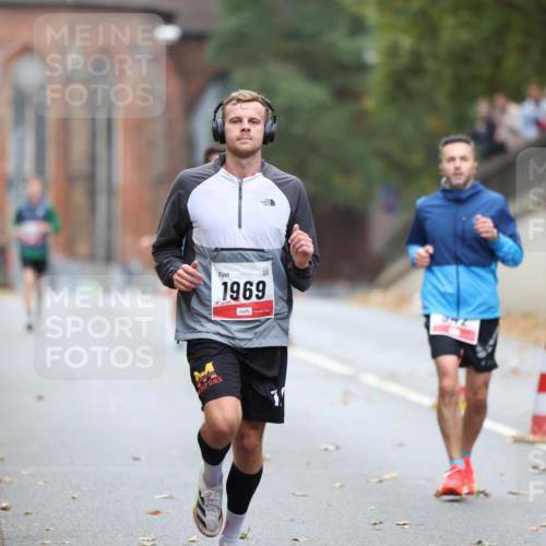05.10.2025 - 20. swb-Marathon Bremen Michael Strokosch http://msf.ph/oto/9212174 05.10.2025 12:14:06 Laufen 1969 meine-sportfotos.de