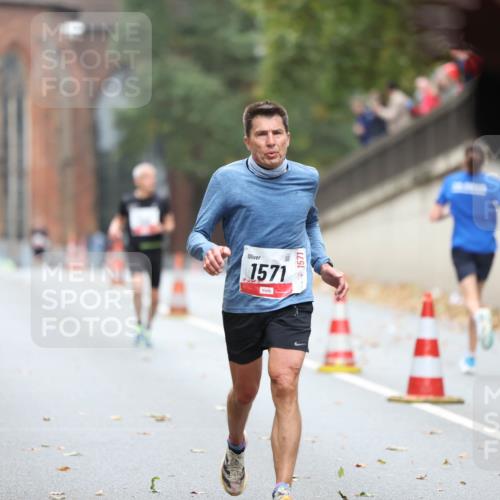 05.10.2025 - 20. swb-Marathon Bremen Michael Strokosch http://msf.ph/oto/9212180 05.10.2025 12:14:09 Laufen 1571, 1571 meine-sportfotos.de
