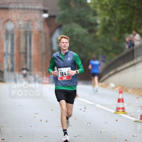 05.10.2025 - 20. swb-Marathon Bremen Michael Strokosch http://msf.ph/oto/9212198 05.10.2025 12:14:15 Laufen 1643 meine-sportfotos.de