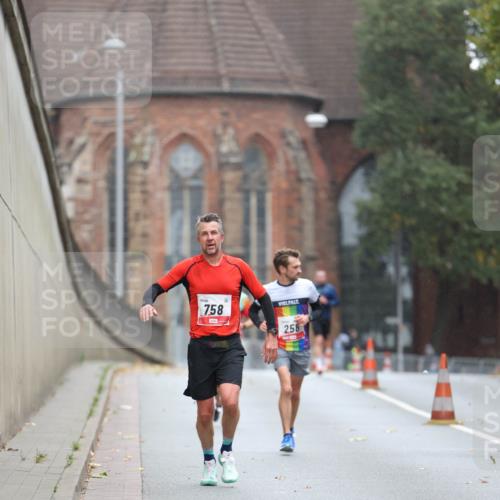 05.10.2025 - 20. swb-Marathon Bremen Michael Strokosch http://msf.ph/oto/9212213 05.10.2025 12:15:00 Laufen 758, 258 meine-sportfotos.de