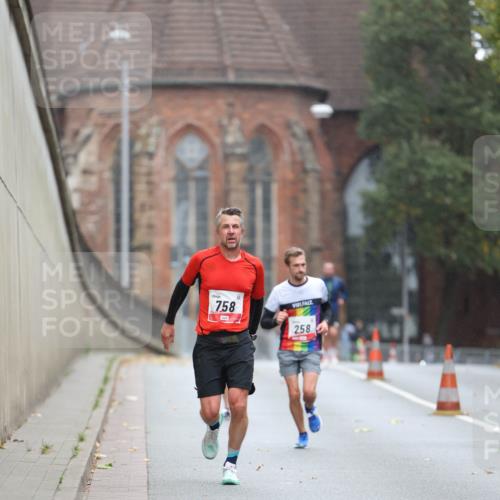 05.10.2025 - 20. swb-Marathon Bremen Michael Strokosch http://msf.ph/oto/9212214 05.10.2025 12:15:01 Laufen 758, 258 meine-sportfotos.de
