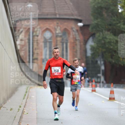 05.10.2025 - 20. swb-Marathon Bremen Michael Strokosch http://msf.ph/oto/9212215 05.10.2025 12:15:01 Laufen 758, 258 meine-sportfotos.de