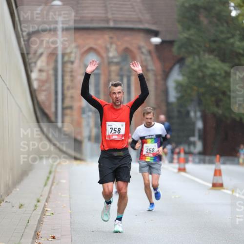 05.10.2025 - 20. swb-Marathon Bremen Michael Strokosch http://msf.ph/oto/9212217 05.10.2025 12:15:01 Laufen 2, 758, 258 meine-sportfotos.de