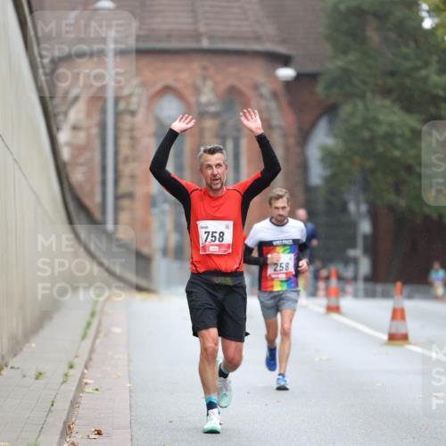 05.10.2025 - 20. swb-Marathon Bremen Michael Strokosch http://msf.ph/oto/9212218 05.10.2025 12:15:02 Laufen 758, 258 meine-sportfotos.de