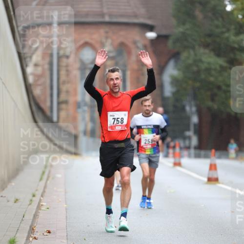 05.10.2025 - 20. swb-Marathon Bremen Michael Strokosch http://msf.ph/oto/9212219 05.10.2025 12:15:02 Laufen 758, 2, 258, 200 meine-sportfotos.de