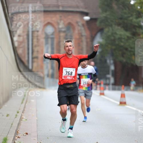 05.10.2025 - 20. swb-Marathon Bremen Michael Strokosch http://msf.ph/oto/9212220 05.10.2025 12:15:02 Laufen 758, 25 meine-sportfotos.de
