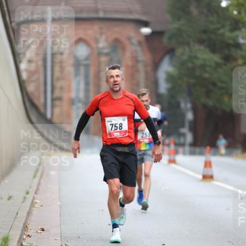 05.10.2025 - 20. swb-Marathon Bremen Michael Strokosch http://msf.ph/oto/9212221 05.10.2025 12:15:02 Laufen 758, 258 meine-sportfotos.de
