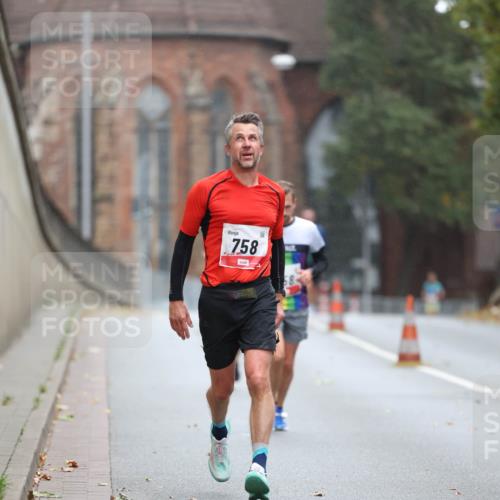 05.10.2025 - 20. swb-Marathon Bremen Michael Strokosch http://msf.ph/oto/9212222 05.10.2025 12:15:02 Laufen 758, 28 meine-sportfotos.de