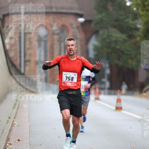 05.10.2025 - 20. swb-Marathon Bremen Michael Strokosch http://msf.ph/oto/9212223 05.10.2025 12:15:03 Laufen 758 meine-sportfotos.de