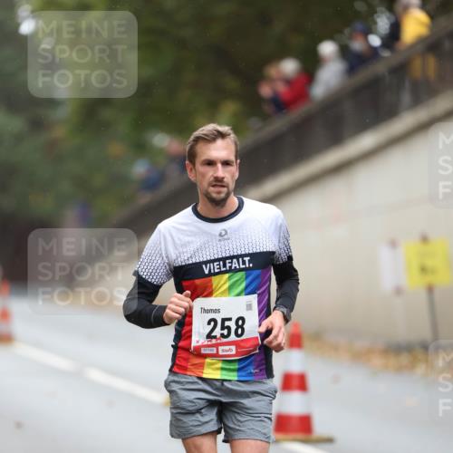05.10.2025 - 20. swb-Marathon Bremen Michael Strokosch http://msf.ph/oto/9212232 05.10.2025 12:15:07 Laufen 258, 01142 meine-sportfotos.de