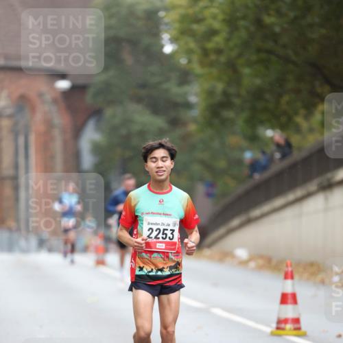 05.10.2025 - 20. swb-Marathon Bremen Michael Strokosch http://msf.ph/oto/9212236 05.10.2025 12:15:08 Laufen 20, 2253 meine-sportfotos.de