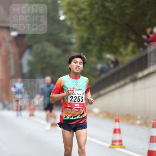 05.10.2025 - 20. swb-Marathon Bremen Michael Strokosch http://msf.ph/oto/9212238 05.10.2025 12:15:09 Laufen 2253 meine-sportfotos.de