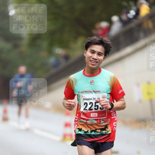 05.10.2025 - 20. swb-Marathon Bremen Michael Strokosch http://msf.ph/oto/9212245 05.10.2025 12:15:11 Laufen 20, 2255, 20 meine-sportfotos.de