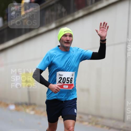05.10.2025 - 20. swb-Marathon Bremen Michael Strokosch http://msf.ph/oto/9212386 05.10.2025 12:18:21 Laufen 2056, 00271 meine-sportfotos.de