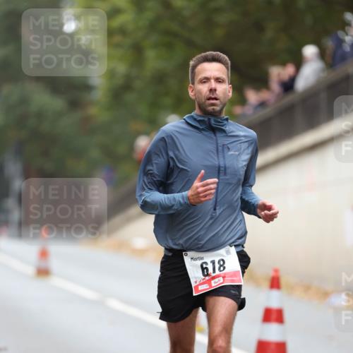 05.10.2025 - 20. swb-Marathon Bremen Michael Strokosch http://msf.ph/oto/9212395 05.10.2025 12:18:42 Laufen 6, 18, 00536 meine-sportfotos.de