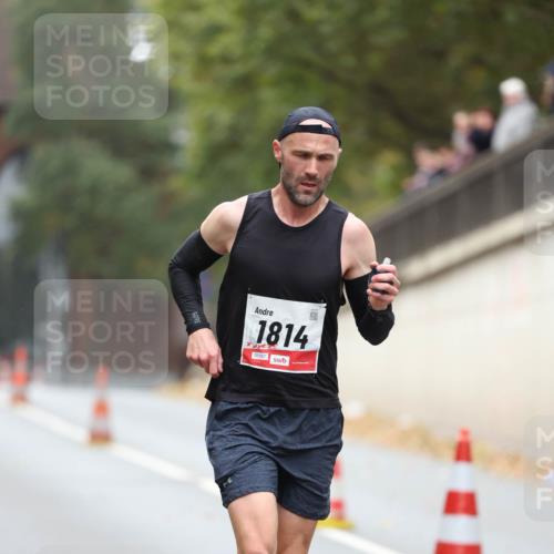 05.10.2025 - 20. swb-Marathon Bremen Michael Strokosch http://msf.ph/oto/9212402 05.10.2025 12:18:46 Laufen 1814, 01167 meine-sportfotos.de