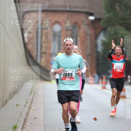 05.10.2025 - 20. swb-Marathon Bremen Michael Strokosch http://msf.ph/oto/9212407 05.10.2025 12:18:51 Laufen 1665, 2133 meine-sportfotos.de