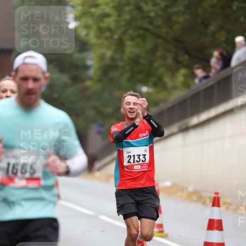05.10.2025 - 20. swb-Marathon Bremen Michael Strokosch http://msf.ph/oto/9212414 05.10.2025 12:18:53 Laufen 1665, 2133 meine-sportfotos.de