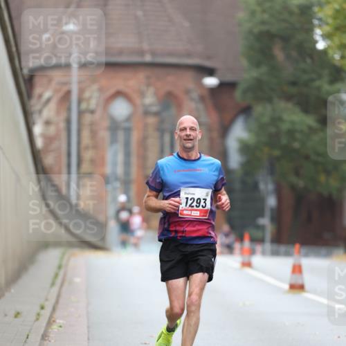 05.10.2025 - 20. swb-Marathon Bremen Michael Strokosch http://msf.ph/oto/9212429 05.10.2025 12:19:07 Laufen 19, 024, 1293 meine-sportfotos.de