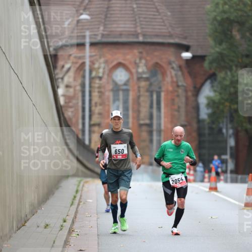 05.10.2025 - 20. swb-Marathon Bremen Michael Strokosch http://msf.ph/oto/9212438 05.10.2025 12:19:23 Laufen 650, 2054, 96 meine-sportfotos.de