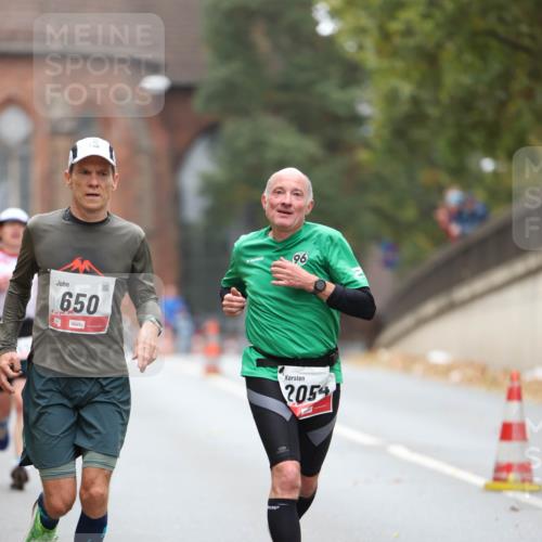 05.10.2025 - 20. swb-Marathon Bremen Michael Strokosch http://msf.ph/oto/9212449 05.10.2025 12:19:27 Laufen 650, 2084, 96, 2054 meine-sportfotos.de