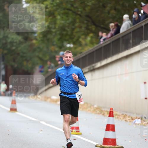 05.10.2025 - 20. swb-Marathon Bremen Michael Strokosch http://msf.ph/oto/9212472 05.10.2025 12:19:50 Laufen  meine-sportfotos.de