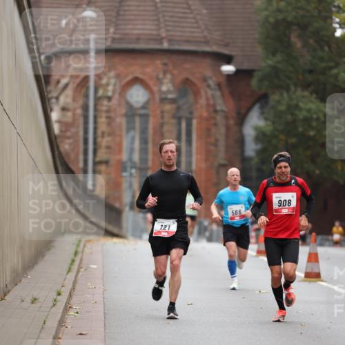 05.10.2025 - 20. swb-Marathon Bremen Michael Strokosch http://msf.ph/oto/9212488 05.10.2025 12:20:03 Laufen 121, 566, 908 meine-sportfotos.de