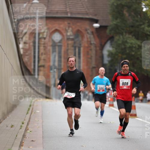 05.10.2025 - 20. swb-Marathon Bremen Michael Strokosch http://msf.ph/oto/9212490 05.10.2025 12:20:03 Laufen 566, 908 meine-sportfotos.de
