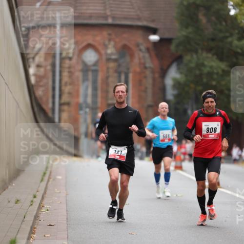 05.10.2025 - 20. swb-Marathon Bremen Michael Strokosch http://msf.ph/oto/9212492 05.10.2025 12:20:03 Laufen 121, 566, 908 meine-sportfotos.de