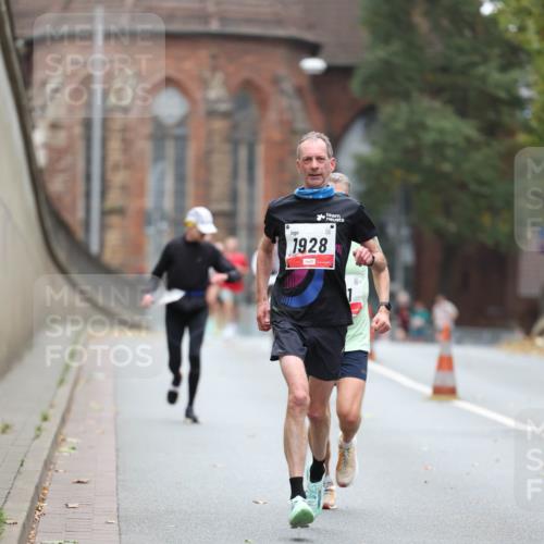 05.10.2025 - 20. swb-Marathon Bremen Michael Strokosch http://msf.ph/oto/9212510 05.10.2025 12:20:18 Laufen 1928 meine-sportfotos.de