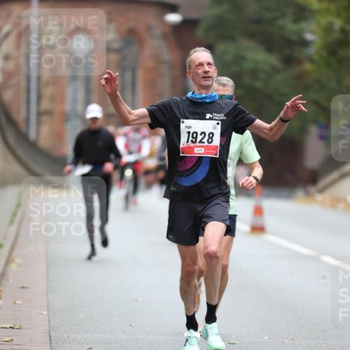05.10.2025 - 20. swb-Marathon Bremen Michael Strokosch http://msf.ph/oto/9212512 05.10.2025 12:20:19 Laufen 1928 meine-sportfotos.de