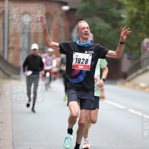 05.10.2025 - 20. swb-Marathon Bremen Michael Strokosch http://msf.ph/oto/9212513 05.10.2025 12:20:20 Laufen 1928 meine-sportfotos.de