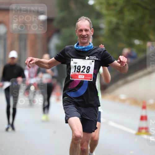 05.10.2025 - 20. swb-Marathon Bremen Michael Strokosch http://msf.ph/oto/9212516 05.10.2025 12:20:20 Laufen 1928 meine-sportfotos.de